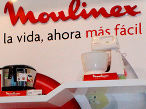 Moulinex: Exhibición en pared de productos Moulinex-Electro. Dichos trabajos fueron hechos en Fallabela.