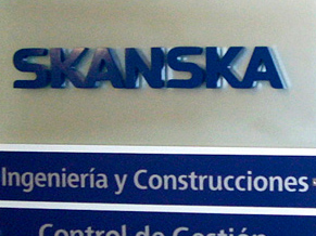 Skanska: Locación Edificio Diagonal. Se realizó un proyecto de señalética general para el edificio de Diagonal 555, que consistió en carteles de chapa prepintada color aluminio con vínculos de aluminio anodinado. 